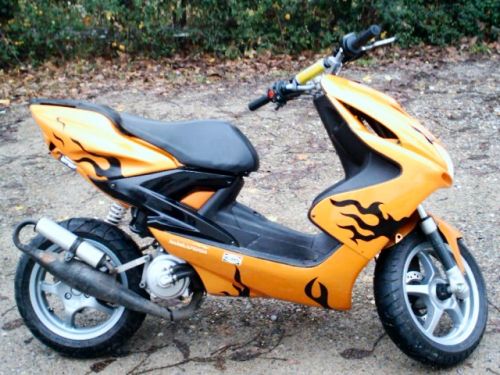 scooter-mbk-nitro-orange-flamme-3.jpg