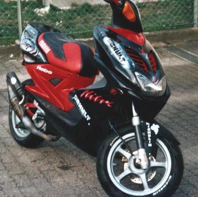 scooter-nitro-noir-rouge-perso-west.jpg